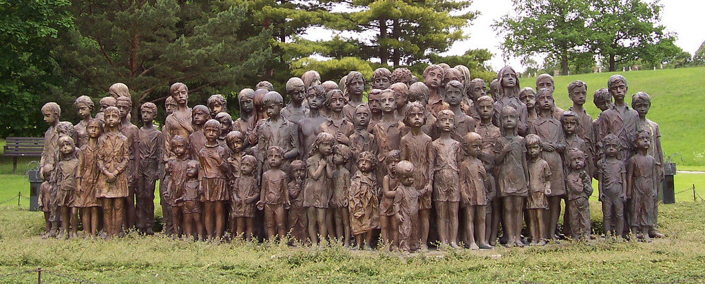 Зловеща скулптура като символ на всички деца, които умряха в безсмислените войни на хората
