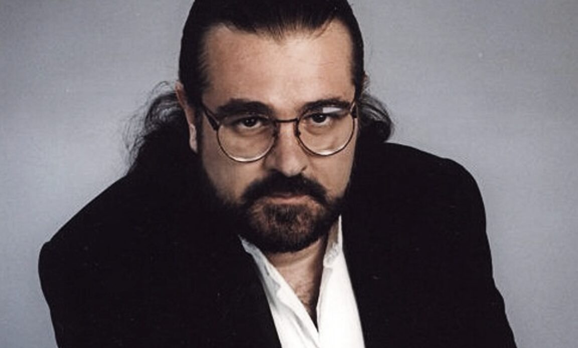 Чочо Владовски е роден в гр. София на 20 март